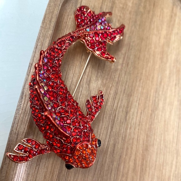 ✨Betsey Johnson Sakana Crystal Brooch - Picture 8 of 12